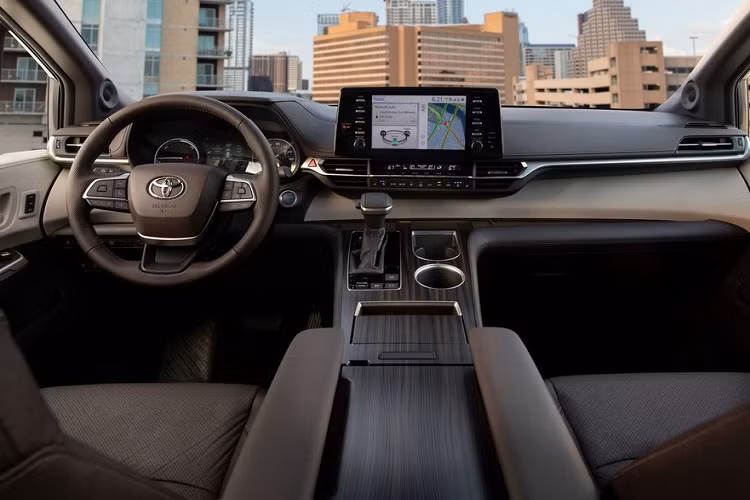 Một trong những lý do chính khiến Toyota Sienna không thu hút được khách hàng trong nước chính là bởi giá bán của mẫu xe này còn khá cao so với mặt bằng chung và đặc biệt, nó sẽ còn cao hơn nữa sau khi nộp đầy đủ các loại thuế phí do sử dụng động cơ lớn.