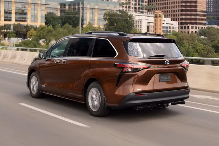 Các trang bị khác bao gồm; cảnh báo chệch làn đường với hỗ trợ đánh lái, hỗ trợ giữ làn đường, đèn pha chiếu cao tự động và tính năng đọc biển báo đường bộ. Ngoài ra, xe còn có 10 túi khí, kiểm soát ổ định thân xe tăng cường, kiểm soát lực kéo, phân phối lực phanh điện tử, hỗ trợ phanh, hệ thống chống bó cứng phanh và công nghệ dừng thông minh.