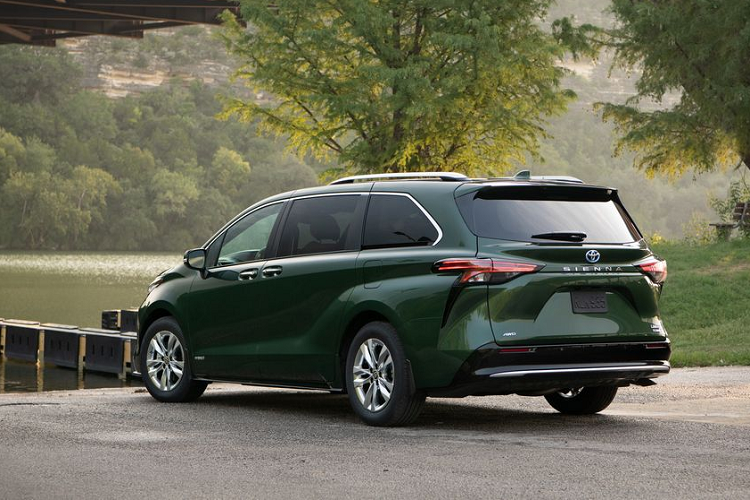Về ngoại hình, Toyota Sienna 2021 sở hữu diện đầy mạo táo bạo với thiết kế bứt phá theo ý tưởng từ những con tàu cao tốc Shinkansen của Nhật. Xe còn được phát triển dựa trên nền tảng TNGA-K mới của Toyota toàn cầu.