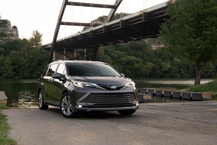 Tại thị trường Việt Nam, mức giá xe Toyota Sienna được xem là khá cao so với các đối thủ, nhưng nó cũng không còn là một cái tên khá xa lạ với khách Việt. Tuy nhiên mức độ phổ biến không cao bởi chỉ được nhập khẩu từ phía đại lý tư nhân do nhu cầu của các khách hàng.