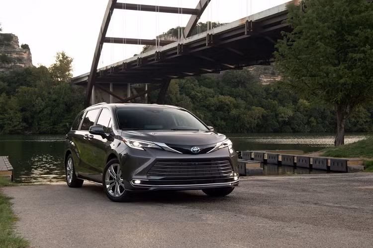 Tại thị trường Việt Nam, mức giá xe Toyota Sienna được xem là khá cao so với các đối thủ, nhưng nó cũng không còn là một cái tên khá xa lạ với khách Việt. Tuy nhiên mức độ phổ biến không cao bởi chỉ được nhập khẩu từ phía đại lý tư nhân do nhu cầu của các khách hàng.