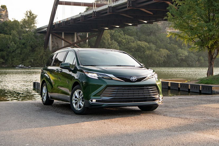 Theo đó, một số đại lý chuyên nhập khẩu xe hơi trong nước thời gian gần đây đã bắt đầu chào bán mẫu xe MPV - Toyota Sienna 2021 mới với nhiều phiên bản khác nhau.