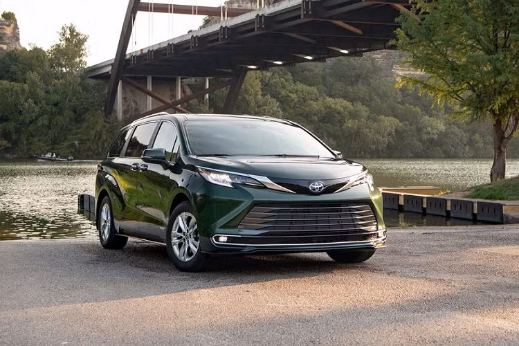 Theo đó, một số đại lý chuyên nhập khẩu xe hơi trong nước thời gian gần đây đã bắt đầu chào bán mẫu xe MPV - Toyota Sienna 2021 mới với nhiều phiên bản khác nhau.