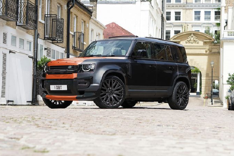 Ngoài các điểm nhấn màu cam, Chelsea Truck Company đã trang bị cho Defender bộ la-zăng RS-Forged 22 inch màu đen, cùng cản va trước thiết kế riêng và lưới tản nhiệt màu đen bóng.