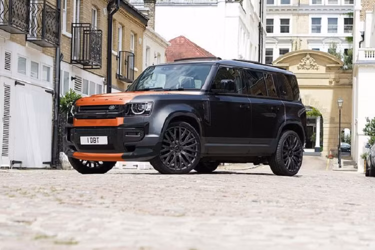 Ngoài các điểm nhấn màu cam, Chelsea Truck Company đã trang bị cho Defender bộ la-zăng RS-Forged 22 inch màu đen, cùng cản va trước thiết kế riêng và lưới tản nhiệt màu đen bóng.