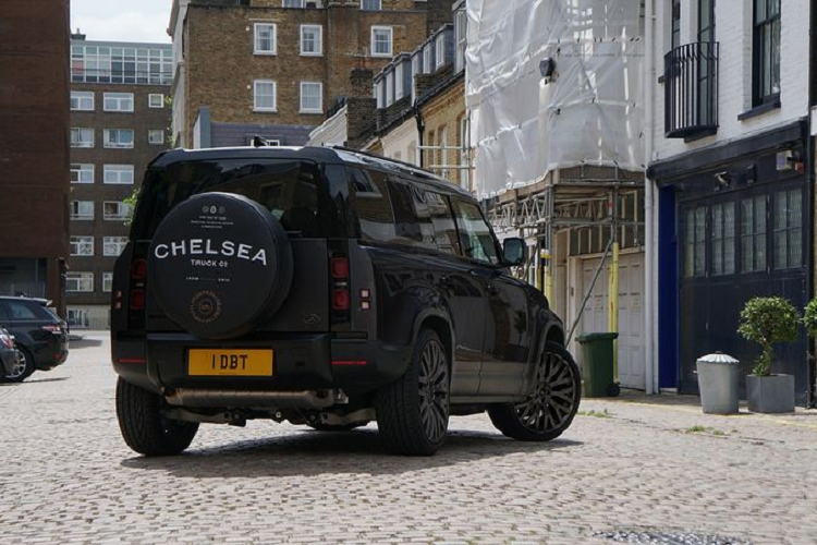 Không có bức ảnh nội thất nào được cung cấp, nhưng có thể xe sở hữu các ghế da đục lỗ mới với bọc da màu cam Vesuvius trên bệ tỳ tay, khu vực trung tâm hộp số, da đen trên vô-lăng...