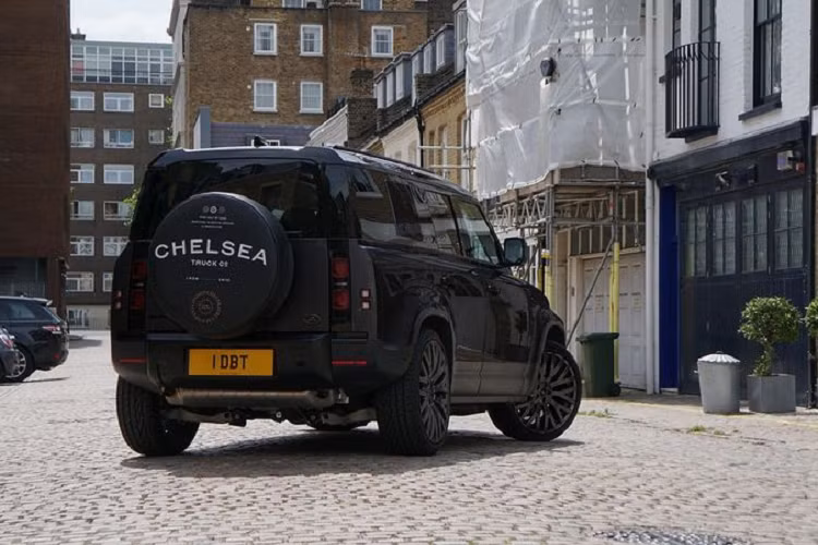 Không có bức ảnh nội thất nào được cung cấp, nhưng có thể xe sở hữu các ghế da đục lỗ mới với bọc da màu cam Vesuvius trên bệ tỳ tay, khu vực trung tâm hộp số, da đen trên vô-lăng...