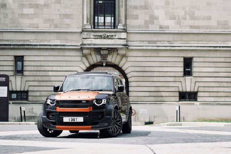 Giá xe Land Rover Defender hiện đang được rao bán với giá 66.999 bảng Anh (khoảng 1,99 tỷ đồng, không có thông tin gì về việc nâng cấp hệ truyền động), do đó chiếc Defender 110 P300 này vẫn sử dụng động cơ xăng tăng áp 2.0L 4 xi-lanh, sản sinh công suất 296 mã lực và mô-men xoắn 400 Nm.