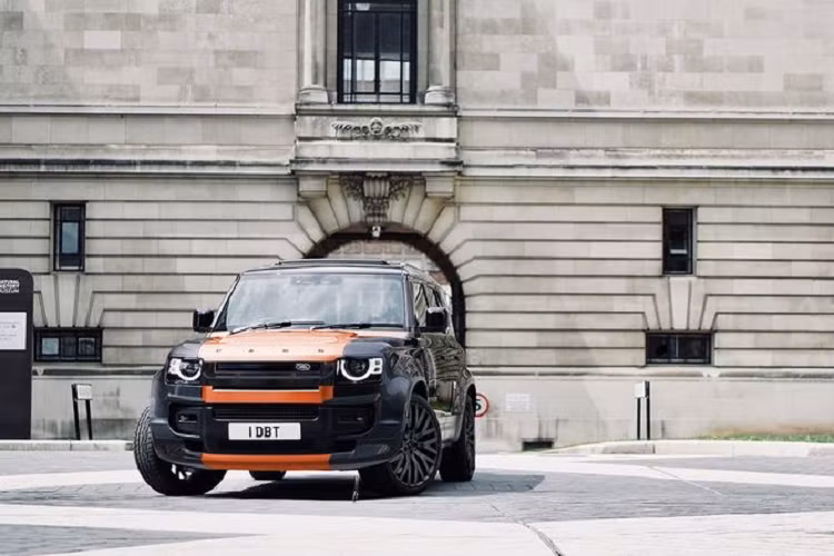 Giá xe Land Rover Defender hiện đang được rao bán với giá 66.999 bảng Anh (khoảng 1,99 tỷ đồng, không có thông tin gì về việc nâng cấp hệ truyền động), do đó chiếc Defender 110 P300 này vẫn sử dụng động cơ xăng tăng áp 2.0L 4 xi-lanh, sản sinh công suất 296 mã lực và mô-men xoắn 400 Nm.