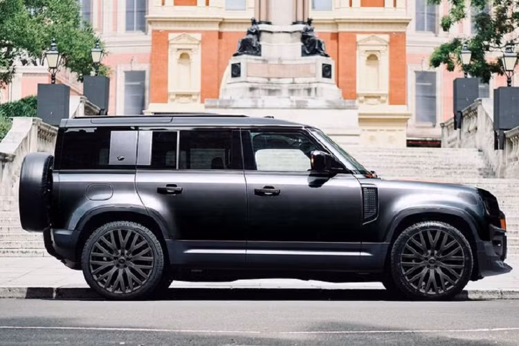 Tuy nhiên, sự bổ sung này đã gây ra nhiều ý kiến khác nhau, người thì cho rằng đó là một màn "làm đẹp" đáng khen, số còn lại thì nghĩ rằng việc thêm những chi tiết màu cam trên nền đen làm giảm giá trị thiết kế của SUV địa hình Defender.