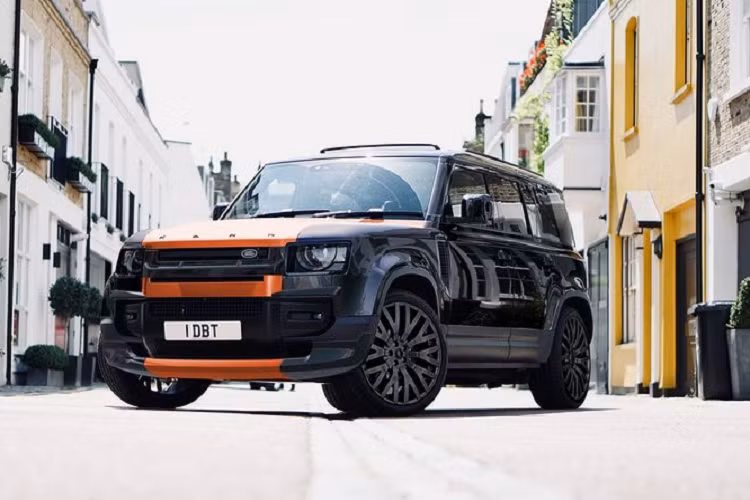 Chiếc Land Rover Defender độ khủng trong bài là sản phẩm của Chelsea Truck Company, điều đầu tiên thu hút sự chú ý của chúng ta chính là màu sơn cam tươi sáng trên ốp mặt trước và mui xe.