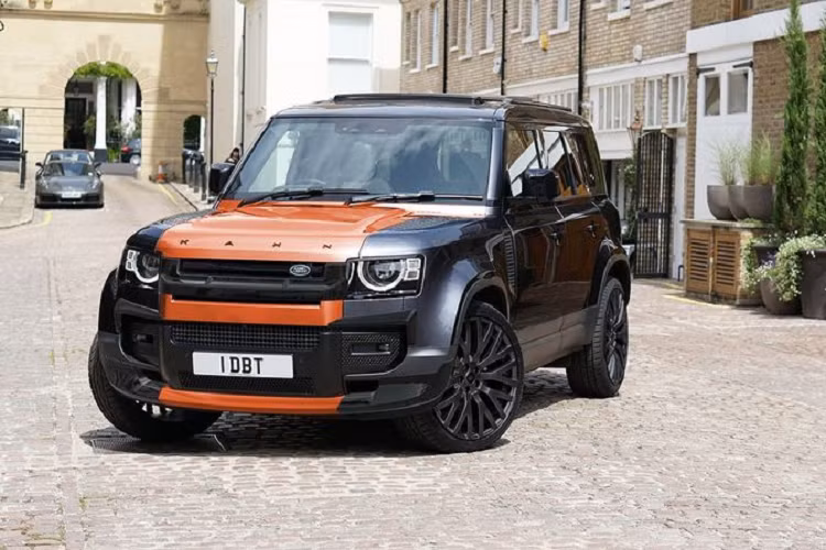 Sắc màu này có tên là Vesuvius, và nó đã được hãng độ Chelsea Truck Company sử dụng để thêm sự thú vị cho chiếc SUV Anh Quốc.