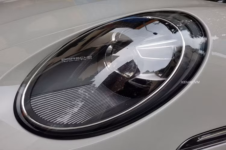 Porsche 911 2019 mới có mã hiệu 992 và sở hữu kiểu dáng không có quá nhiều thay đổi so với thế hệ cũ. Porsche vẫn giữ lại phong cách truyền thống vốn có của dòng 911 huyền thoại sau nhiều năm nhưng các chi tiết thiết kế đã được làm mới hoàn toàn. Nhìn từ phía trước, có thể thấy ngay cụm đèn pha đã được trau chuốt lại sắc nét hơn rất nhiều.