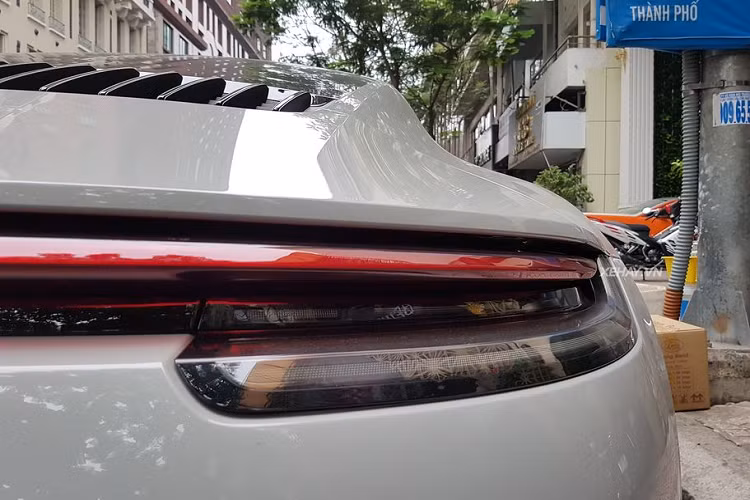 Bộ mâm đa chấu kích thước lớn cùng cùm phanh sơn đỏ nổi bật là điểm nhấn ở phần hông xe