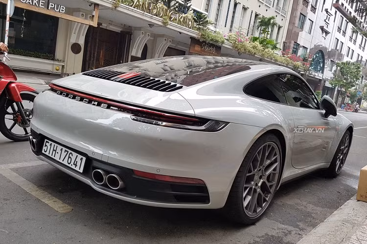 Về truyền động, Porsche 911 Carrera S được trang bị khối động cơ 6 xy-lanh 3.0L với 2 bộ tăng áp để cho ra công suất tối đa tới 450 mã lực, từ đó siêu phẩm này có thể tăng tốc 0-100 km/h trong vòng 3,7 giây, nhanh hơn 0,4 giây so với thế hệ trước.. Trang bị về hộp số trên 911 2019 là hộp số ly hợp kép 8 cấp đời mới của Porsche.