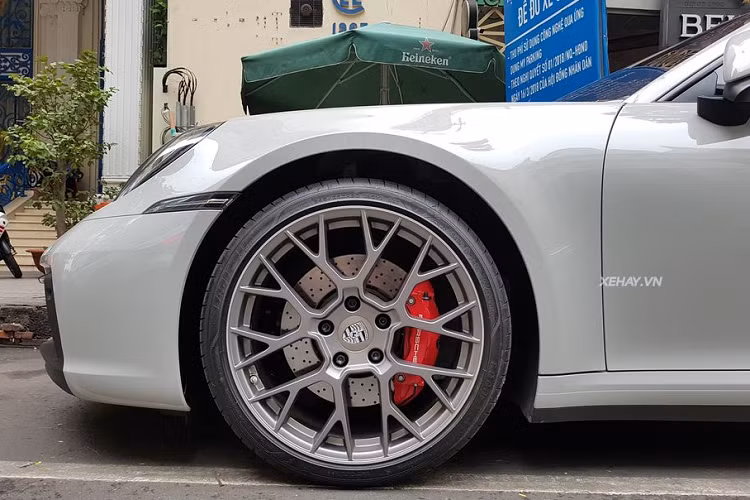 Mui xe được định hình lại với đường gân dập nổi, vòm bánh xe cũng được mở rộng trên mọi phiên bản. Các cửa hút khí được sửa đổi và dải đèn LED chạy ban ngày nằm ngang cho cái nhìn hiện đại và tương lai hơn. Porsche 911 thế hệ thứ 8 được trang bị công nghệ đèn LED Matrix thông minh của Porsche cho cường độ ánh sáng mạnh.