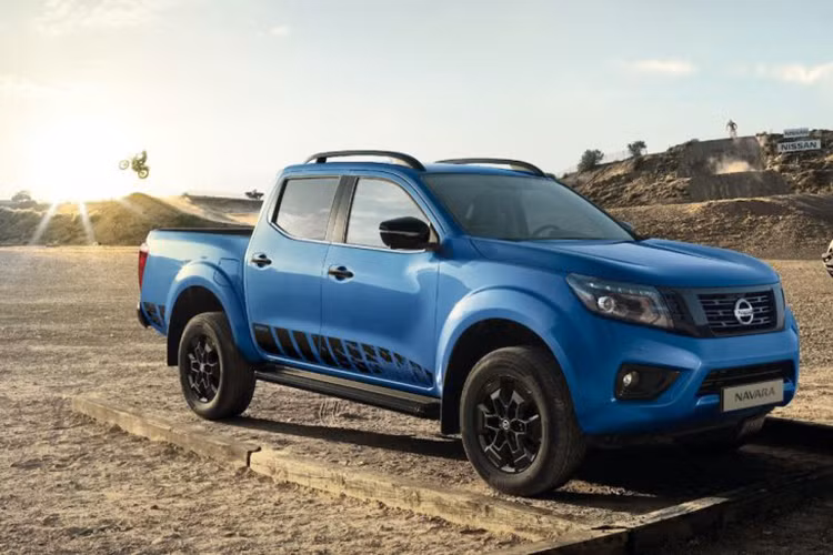 Để độ bán tải phong cách Mercedes-Benz X-Class thêm “thuyết phục” hơn, một thành viên trong nhóm xe bán tải còn gợi ý cho chủ xe đổi từ dòng Ford Ranger sang dòng bán tải Nissan Navara.