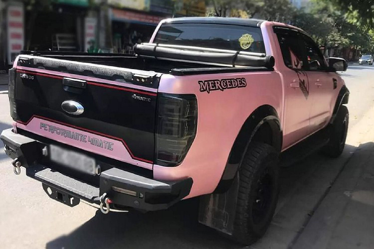 Bên cạnh phong cách xe sang Mercedes-Benz X-Class khá lạ lẫm, chiếc Ranger này đã được chủ xe vô nhiều đồ chơi như đèn pha, cản trước, mâm, ốp thùng cản sau và dán wrap màu hồng. Có thể, chủ chiếc Ranger này là một người vui tính khi quyết định “chơi lớn” cho chiếc bán tải của mình và sẵn sàng bỏ qua các bình luận “nghiêm túc” từ cộng đồng người đi bán tải tại Việt Nam.