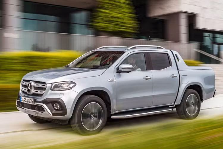Mercedes-Benz X-Class được giới thiệu lần đầu hồi năm 2017, sau 3 năm kể từ khi ra mắt, Mercedes-Benz đã chính thức “khai tử” dòng X-Class vào đầu năm nay vì doanh số thấp, nguyên nhân chính là giá bán khá cao khiến X-Class khó cạnh tranh và thật sự thuyết phục người mua. Thật vậy, X-Class từng có giá bán khởi điểm gần 42.000 USD tại Đức, một mức giá không phải ai cũng mua được.