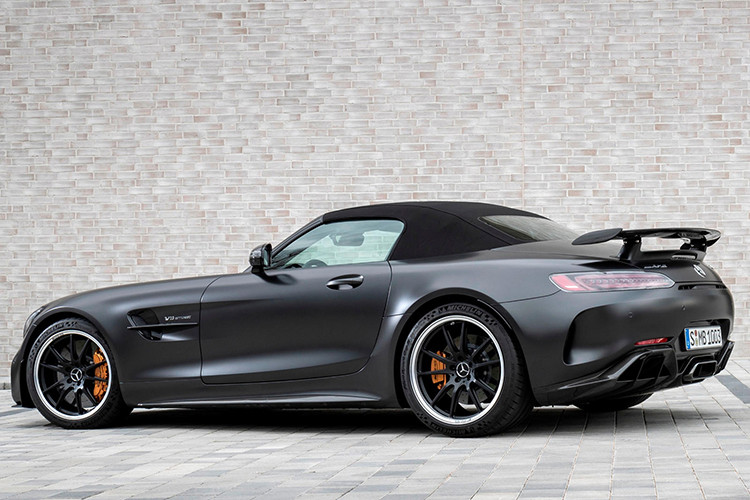 Mercedes-AMG GT R Roadster được lắp bộ mâm 19 inch phía trước và 20 inch phía sau. La-zăng này sẽ đi kèm với bộ lốp Michelin Pilot Sport Cup 2. Hệ dẫn động cầu sau trên bản coupe vẫn có mặt trên Mercedes-AMG GT R Roadster giúp xe xử lý linh hoạt và ôm cua tốt hơn.