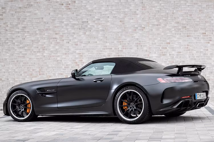 Mercedes-AMG GT R Roadster được lắp bộ mâm 19 inch phía trước và 20 inch phía sau. La-zăng này sẽ đi kèm với bộ lốp Michelin Pilot Sport Cup 2. Hệ dẫn động cầu sau trên bản coupe vẫn có mặt trên Mercedes-AMG GT R Roadster giúp xe xử lý linh hoạt và ôm cua tốt hơn.