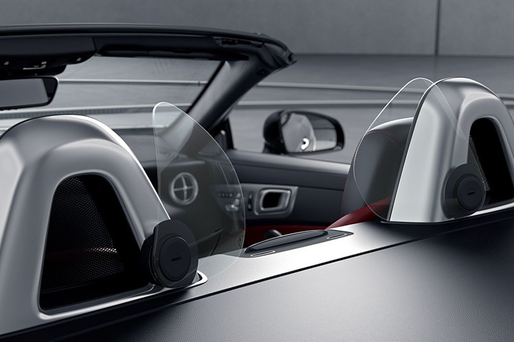 "Trái tim" trên Mercedes-AMG GT R Roadster vẫn là khối động cơ V8, dung tích 4.0 lít, tăng áp kép, sản sinh công suất tối đa 577 mã lực và mô-men xoắn cực đại 700 Nm tương tự như chiếc coupe. Hệ thống này vẫn đi kèm với hộp số ly hợp kép 7 cấp, nhưng đã được tinh chỉnh một chút nhằm tăng khả năng vận hành và khả năng tăng tốc của xe.