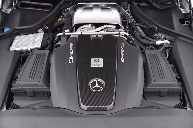 Trái với tin đồn trước đó, dòng siêu xe mui trần Mercedes-AMG GT R Roadster không được đánh số thứ tự cụ thể mà thay vào đó là huy hiệu 1 of 750, tức 1 trong số 750 xe Mercedes-AMG GT R mui trần được sản xuất trên thế giới .