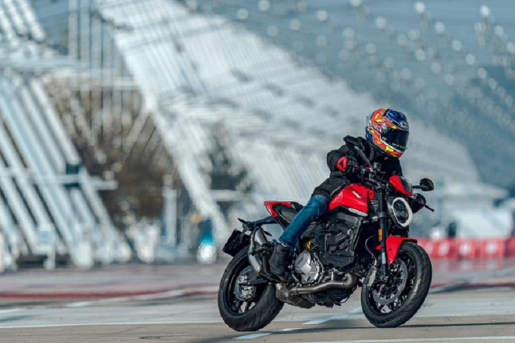 Nâng cấp phải kể đến đầu tiên của Ducati Monster thế hệ mới chính là khung sườn. Khác với đặc trưng vốn có của dòng Monster cũ là khung sườn ống thép dạng lưới mắt cáo, thế hệ mới của Monster đã bỏ đi trang bị này và thay thế bằng khung nhôm đúc tương tự như người anh em Panigale V4.