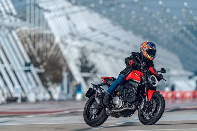 Nâng cấp phải kể đến đầu tiên của Ducati Monster thế hệ mới chính là khung sườn. Khác với đặc trưng vốn có của dòng Monster cũ là khung sườn ống thép dạng lưới mắt cáo, thế hệ mới của Monster đã bỏ đi trang bị này và thay thế bằng khung nhôm đúc tương tự như người anh em Panigale V4.