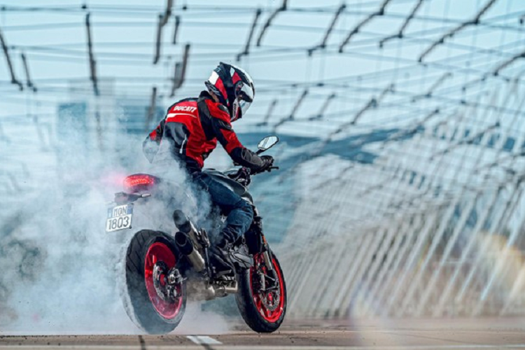 Theo Ducati, thế hệ Monster 2021 sẽ có các tùy chọn màu gồm Đỏ và Đen đi kèm vành đen, phiên bản màu Xám sẽ đi kèm vành GP màu đỏ. Với các tín đồ ưa thích sự thể thao, Ducati mang đến phiên bản Monster Plus với bộ tem đặc biệt đi kèm kính chắn gió khí động học và ốp yên sau.