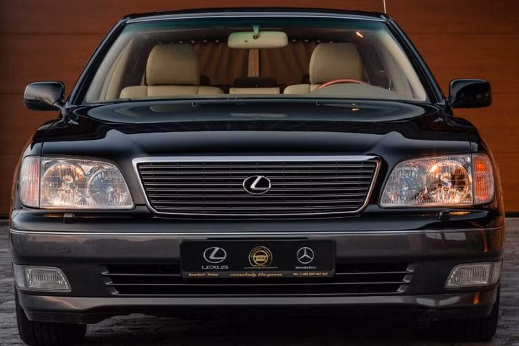 Nhắc đến những chiếc xe sang Nhật Bản ra đời trong thập niên '90, không thể không nói tới Lexus LS. Sang trọng, rộng rãi và đáng tin cậy là những đặc điểm nổi bật của mẫu sedan cỡ lớn này. Tất nhiên, vẫn có những người không hoàn toàn hài lòng về chiếc Lexus LS nguyên bản của mình. Chiếc xe sang Lexus LS400 độ có một không hai dưới đây là một ví dụ điển hình.