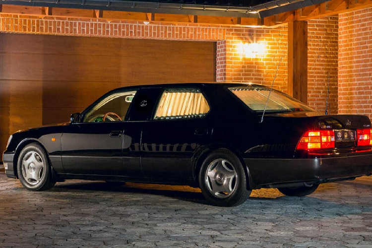Thuộc đời 1998, chiếc Lexus LS400 này hiện đang được rao bán tại Ba Lan. Theo người rao bán, đây là chiếc Lexus LS400 kéo dài độc nhất vô nhị trên toàn thế giới và từng thuộc sở hữu của một Tiểu vương Ả-Rập. Người rao bán cho biết, chiếc Lexus LS400 độ từng được Tiểu vương kể trên mang đi cùng trong chuyến du lịch tới châu Âu.