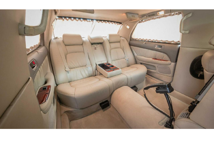 Chiếc Lexus LS400 này có chiều dài cơ sở tăng 300 mm so với xe nguyên bản. Phần lớn chiều dài bổ sung của chiếc Lexus LS400 đều tập trung vào khoang hành khách phía sau. Nhờ đó, khoảng duỗi chân dành cho hàng ghế sau của chiếc sedan hạng sang cỡ lớn này rất rộng rãi.