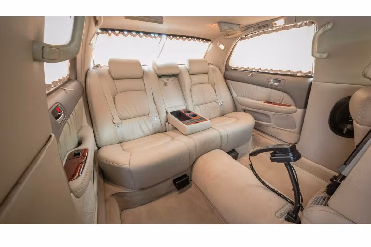 Chiếc Lexus LS400 này có chiều dài cơ sở tăng 300 mm so với xe nguyên bản. Phần lớn chiều dài bổ sung của chiếc Lexus LS400 đều tập trung vào khoang hành khách phía sau. Nhờ đó, khoảng duỗi chân dành cho hàng ghế sau của chiếc sedan hạng sang cỡ lớn này rất rộng rãi.