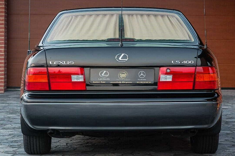 Bước vào bên trong chiếc Lexus LS400 độ, chúng ta có thể thấy hàng ghế dài bọc da phía sau không khác gì xe nguyên bản. Thêm vào đó là TV nằm giữa 2 ghế trước và chiếc điện thoại dành cho hành khách phía sau.