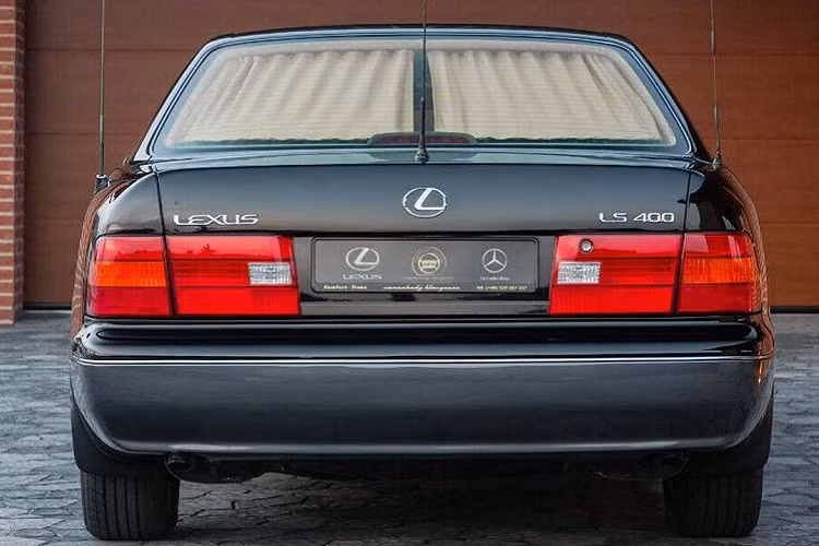 Bước vào bên trong chiếc Lexus LS400 độ, chúng ta có thể thấy hàng ghế dài bọc da phía sau không khác gì xe nguyên bản. Thêm vào đó là TV nằm giữa 2 ghế trước và chiếc điện thoại dành cho hành khách phía sau.