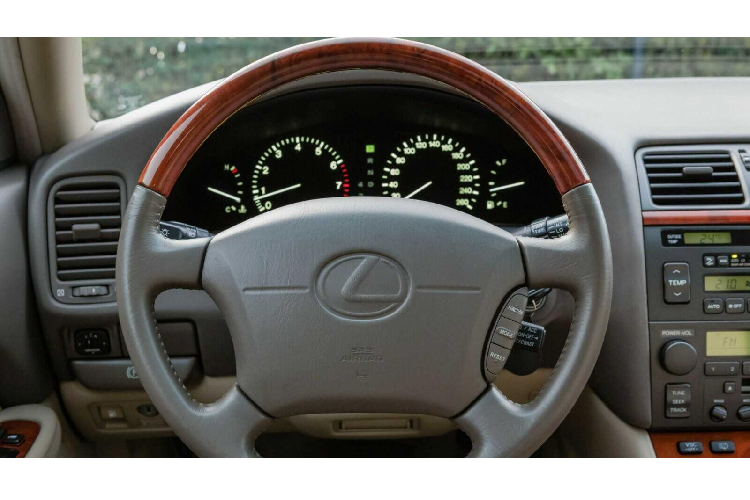 Tuy đã ra đời cách đây 22 năm nhưng chiếc Lexus LS400 mới chạy được 15.000 km. Với chỉ số đồng hồ công-tơ-mét này, người rao bán khẳng định chiếc xe "ở trong tình trạng chẳng khác gì ôtô mới toanh". Hiện giá xe Lexus LS400 hàng độc này đang được rao bán 39.000 Euro (khoảng 991 triệu đồng). Nếu mua chiếc Lexus LS400, khách hàng sẽ cần bảo dưỡng cẩn thận vì xe đã không được sử dụng trong một thời gian dài.