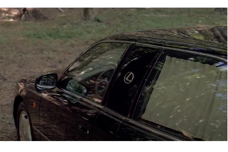 Điểm nhấn của chiếc Lexus LS400 đời 1998 độ này nằm ở chiều dài cơ sở. So với lúc xuất xưởng từ nhà máy, chiếc xe sang Nhật Bản này có chiều dài cơ sở nhỉnh hơn 300 mm. Ngoài ra, trên cột B của xe còn có thêm logo Lexus như dấu hiệu nhận biết.