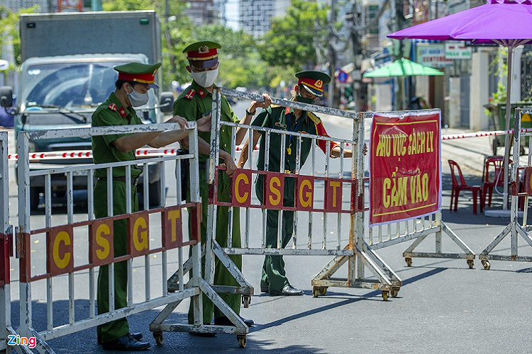 Sau khi liên tục phát hiện các ca dương tính và nghi nhiễm COVID-19 tại Bệnh viện Đà Nẵng, Bệnh viện C (Bộ Y tế), Bệnh viện Chấn thương và Chỉnh hình, UBND Đà Nẵng đã phong tỏa 3 cơ sở y tế này. Ba bệnh viện đều nằm trên một khu đất và cách nhau vài chục mét. Bốn tuyến đường quanh đây được phong tỏa để cách ly phòng dịch COVID-19 .
