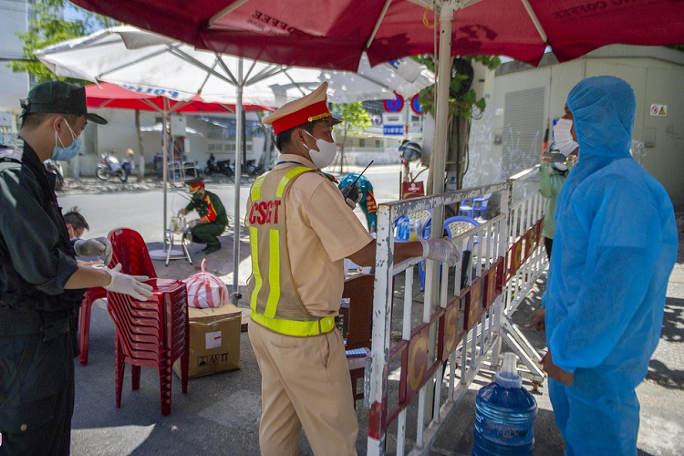 Tương tự, anh Nguyễn Văn Bốn chưa bao giờ gặp cảnh này suốt 24 năm giao dược phẩm cho viện. Các cảnh sát canh chốt đang yêu cầu anh phải xuất trình giấy của Sở Y tế mới có thể vào viện để giao dược phẩm. 