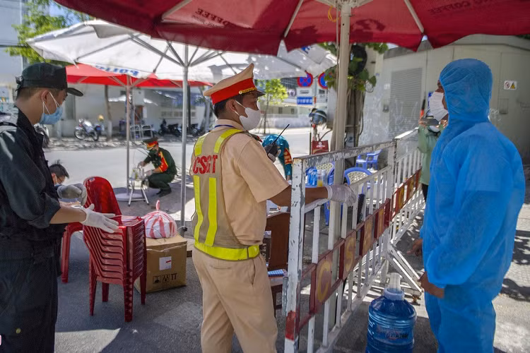 Tương tự, anh Nguyễn Văn Bốn chưa bao giờ gặp cảnh này suốt 24 năm giao dược phẩm cho viện. Các cảnh sát canh chốt đang yêu cầu anh phải xuất trình giấy của Sở Y tế mới có thể vào viện để giao dược phẩm. 