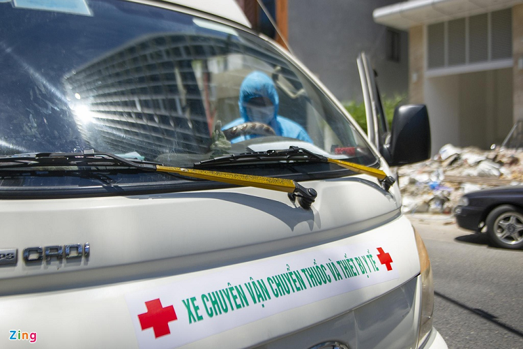 Sáng 28/7, anh Lê Văn Hiếu (30 tuổi) và anh Nguyễn Văn Bốn (53 tuổi) đến giao dược phẩm cho bệnh viện như mọi ngày. Điểm khác biệt là hôm nay cả hai đều phải mặc đồ bảo hộ. Ngoài xe cấp cứu, những trường hợp khác như giao dược phẩm, nhu yếu phẩm... cũng có thể ra vào nhưng phải có giấy tờ hợp lệ theo quy định của Sở Y tế Đà Nẵng. 