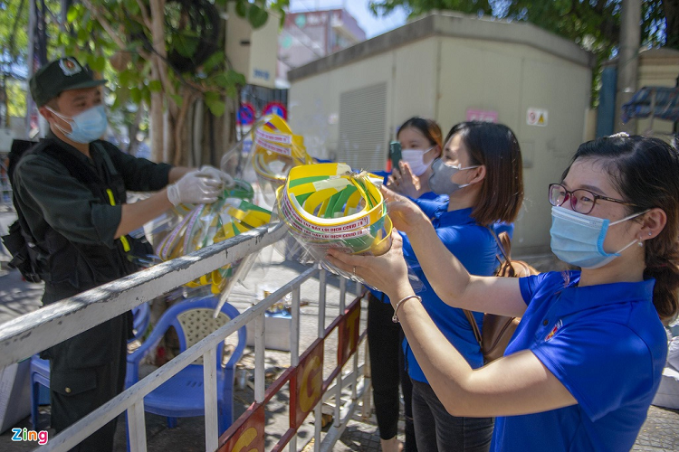 Sau khi Đà Nẵng bùng phát dịch trở lại, nhiều nhà hảo tâm mang theo các món quà từ thiện đến hỗ trợ đội ngũ y tế chống dịch. Các cô giáo tại Trường mầm non Tuổi thơ (phường Hải Châu 1, quận Hải Châu) tự sản xuất 600 mũ chống giọt bắn để tặng cho các bệnh viện. Những chiếc mũ này được các cô giáo gấp rút làm chỉ trong 2 ngày và mau chóng phát đi các điểm cách ly, hỗ trợ tuyến đầu chống dịch.