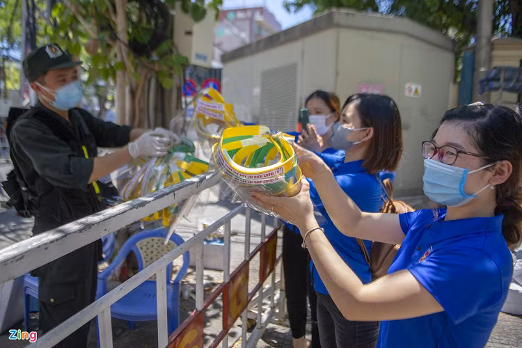 Sau khi Đà Nẵng bùng phát dịch trở lại, nhiều nhà hảo tâm mang theo các món quà từ thiện đến hỗ trợ đội ngũ y tế chống dịch. Các cô giáo tại Trường mầm non Tuổi thơ (phường Hải Châu 1, quận Hải Châu) tự sản xuất 600 mũ chống giọt bắn để tặng cho các bệnh viện. Những chiếc mũ này được các cô giáo gấp rút làm chỉ trong 2 ngày và mau chóng phát đi các điểm cách ly, hỗ trợ tuyến đầu chống dịch.