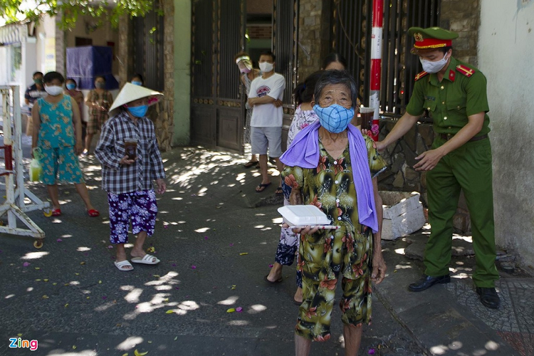 Tại Bệnh viện Đà Nẵng, việc phong tỏa và cách ly xã hội gây bất tiện cho người dân nơi đây. Nhiều người dân cho biết từ sáng đến quá trưa ngày 28/7, họ chưa mua được nhu yếu phẩm để nấu ăn cho gia đình. Tổ dân phố phường đã đến từng hộ, ghi chép những đồ dùng cần mua để tiếp tế. 