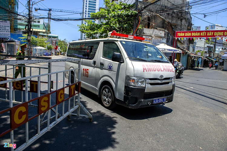 Xe cứu thương là phương tiện duy nhất được ra vào 3 bệnh viện những ngày này.