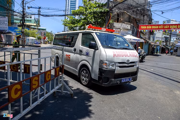 Xe cứu thương là phương tiện duy nhất được ra vào 3 bệnh viện những ngày này.