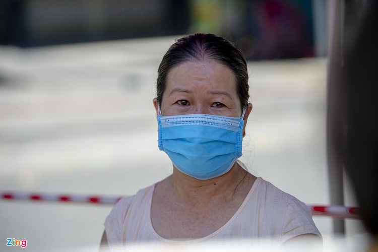 Bà Võ Thị Dung (50 tuổi) cho biết con gái bà bị suy thận nặng và đang chạy thận tại Khoa Thận nhân tạo, Bệnh viện Đà Nẵng. Việc phong tỏa đột ngột khiến bà không kịp vào viện để cùng cách ly với con. "Một mình nó ở trong đấy không ai chăm sóc, lại còn dịch bệnh, tôi lo lắng mà không biết làm sao để vào cùng", bà Dung nói.