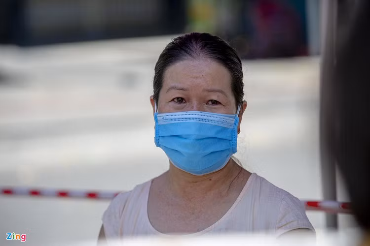 Bà Võ Thị Dung (50 tuổi) cho biết con gái bà bị suy thận nặng và đang chạy thận tại Khoa Thận nhân tạo, Bệnh viện Đà Nẵng. Việc phong tỏa đột ngột khiến bà không kịp vào viện để cùng cách ly với con. "Một mình nó ở trong đấy không ai chăm sóc, lại còn dịch bệnh, tôi lo lắng mà không biết làm sao để vào cùng", bà Dung nói.