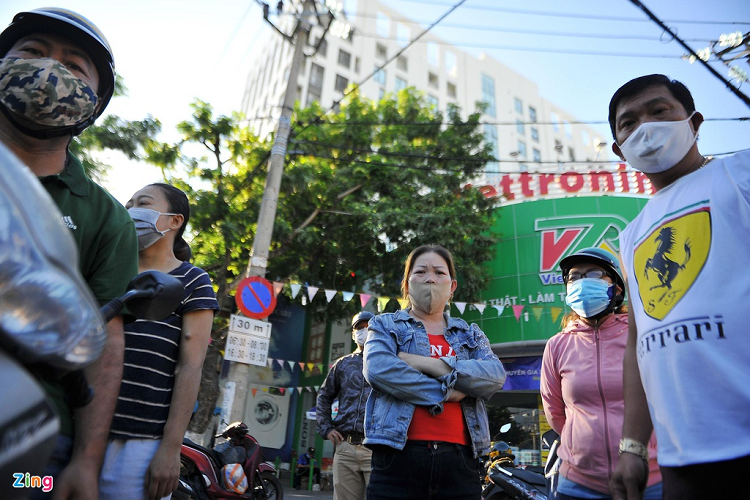 Sáng 28/7, một nhóm bệnh nhân tập trung trước chốt chặn trên đường Quang Trung, gần Bệnh viện Chấn thương và Chỉnh hình. Họ đang nhờ bác sĩ trợ giúp để có thể vào viện chạy thận như kế hoạch.